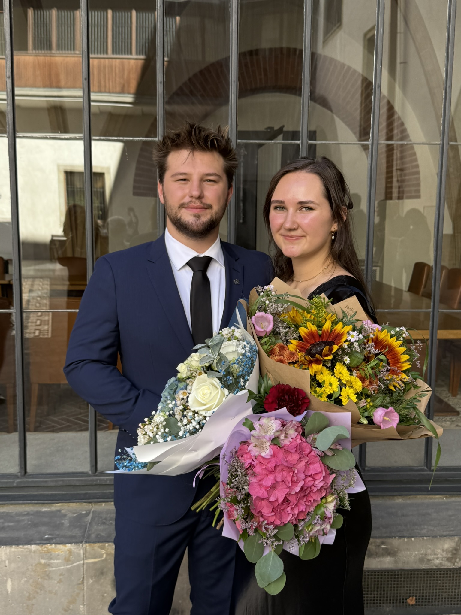 Adam a Eliška na Eliščině magisterské promoci